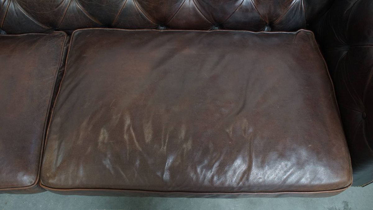Luxe En Charmante Rundleren 3-zits Chesterfield Bank Op Wieltjes Met Een Onweerstaanbaar Karakter image 6