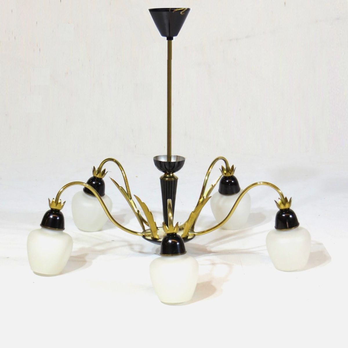 Vintage Kroonluchter In Messing En Opaline Glas, 1960s image 3