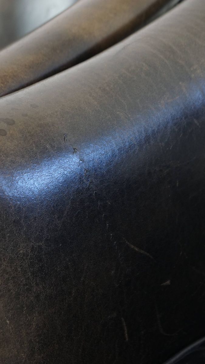 Unieke Set Van 2 Subtiele Zwart/ Grijze Schapenleren Clubfauteuils Met Een Mooi Patina image 13