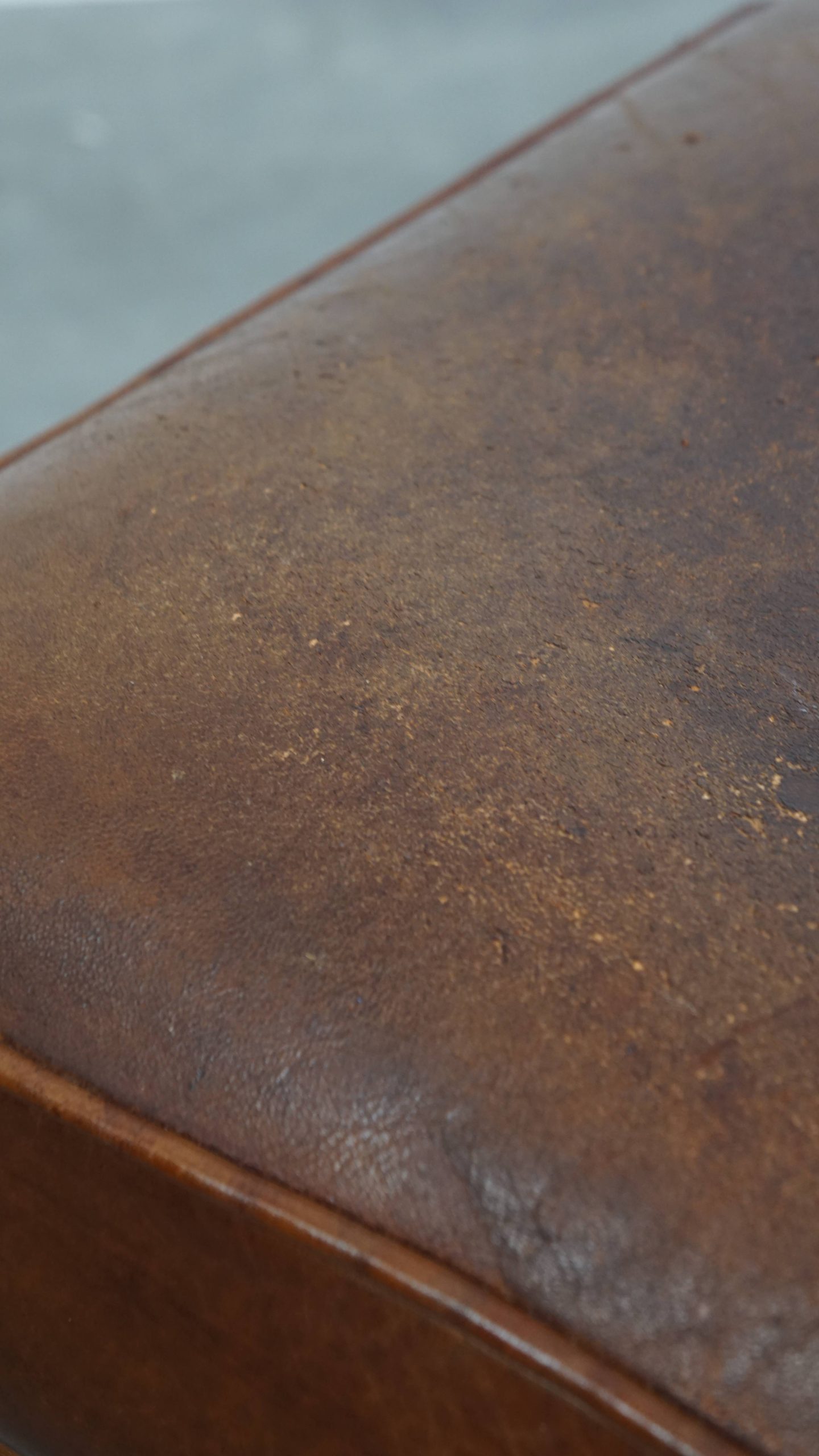 Hocker Gemaakt Van Schapenleer Met Een Houten Frame En Een Afwerking Met Siernagels image 12
