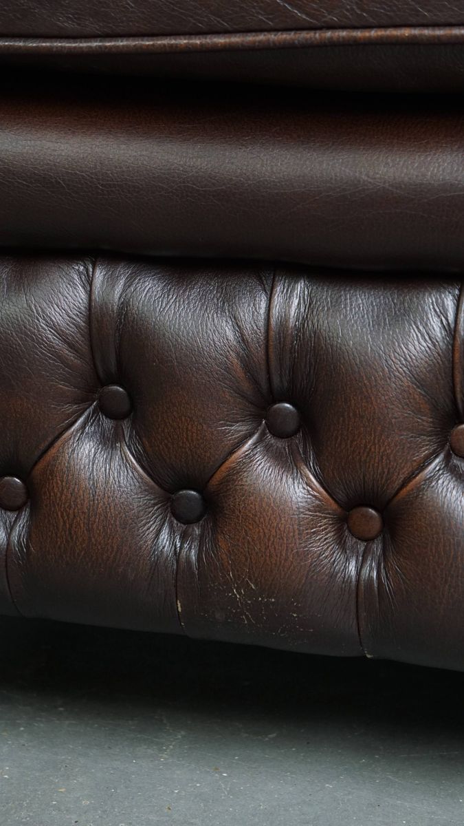 Imposante, Engelse Rundleren Chesterfield Fauteuil Met Een Comfortabele Zit En Een Diepe Donkere image 12