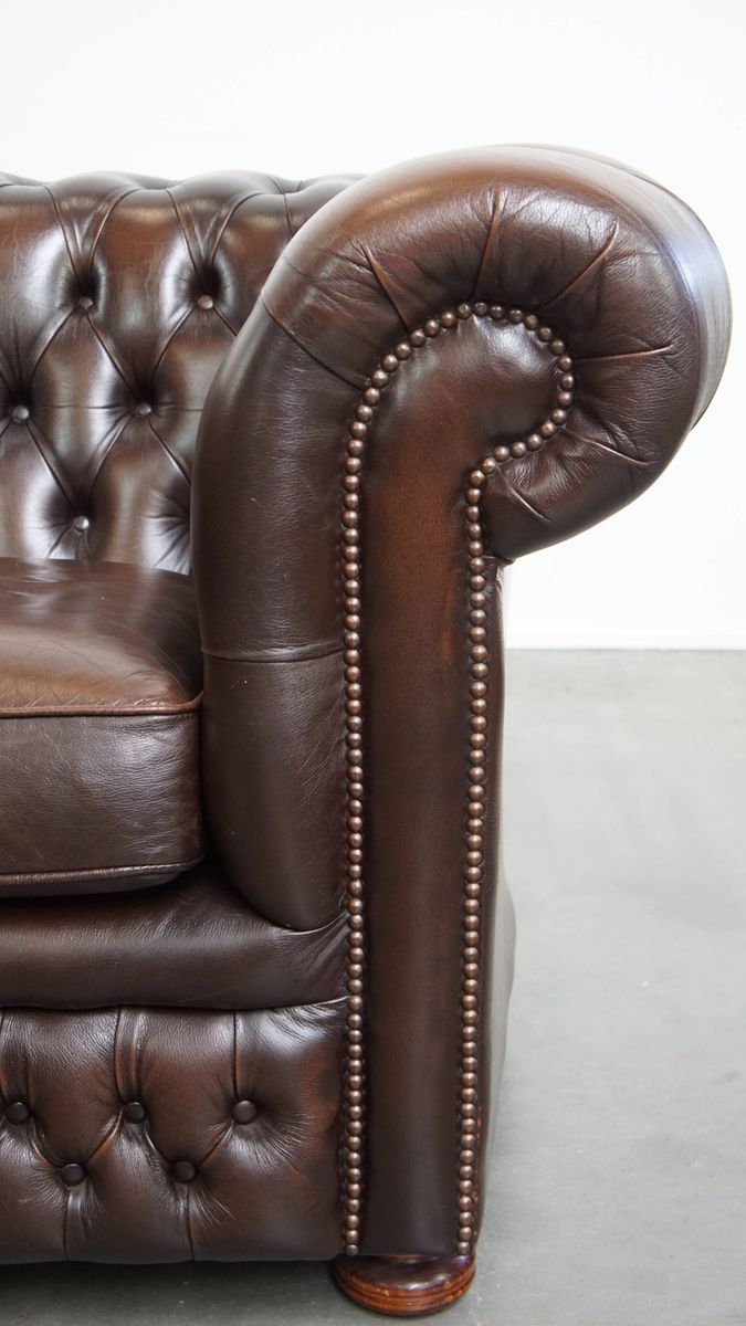 Imposante, Engelse Rundleren Chesterfield Fauteuil Met Een Comfortabele Zit En Een Diepe Donkere image 9