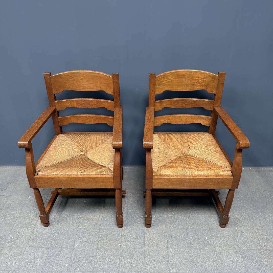 Set Van Twee Hollandse Eikenhouten Armstoelen Met Biezen Zitting image 20