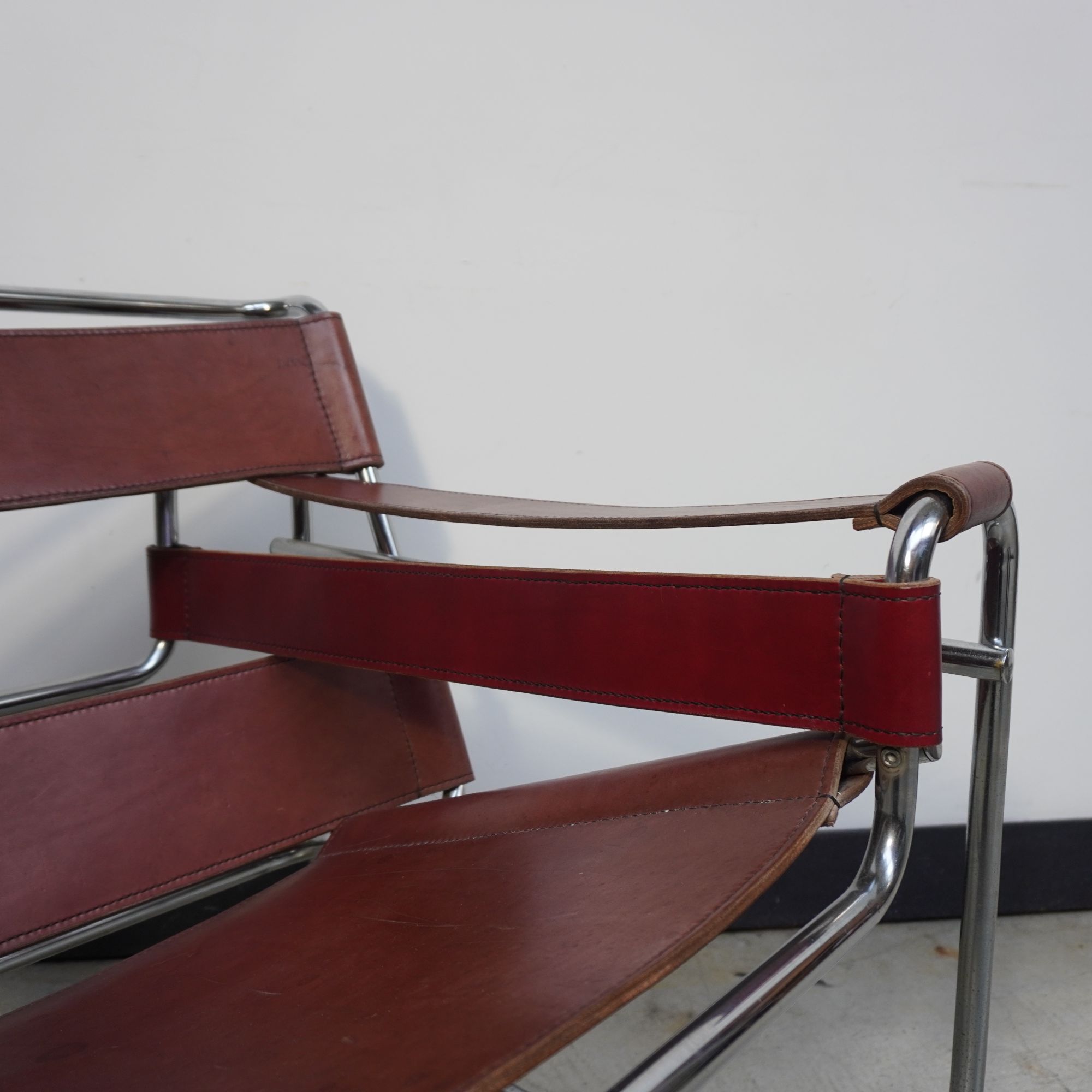 TSUTOMU KUROKAWA Mapell / chair ワインレッド Knoll International Fauteuil Leer Rood bij Reliving