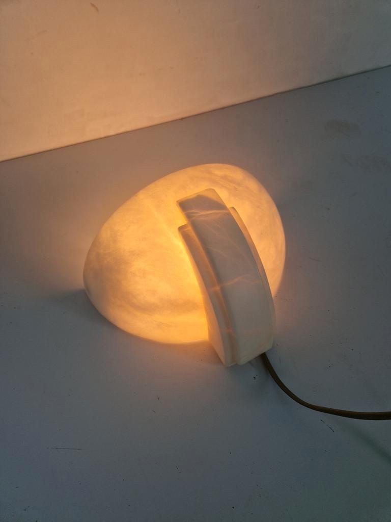 Art Deco Revival Albast Wandlamp. image 4