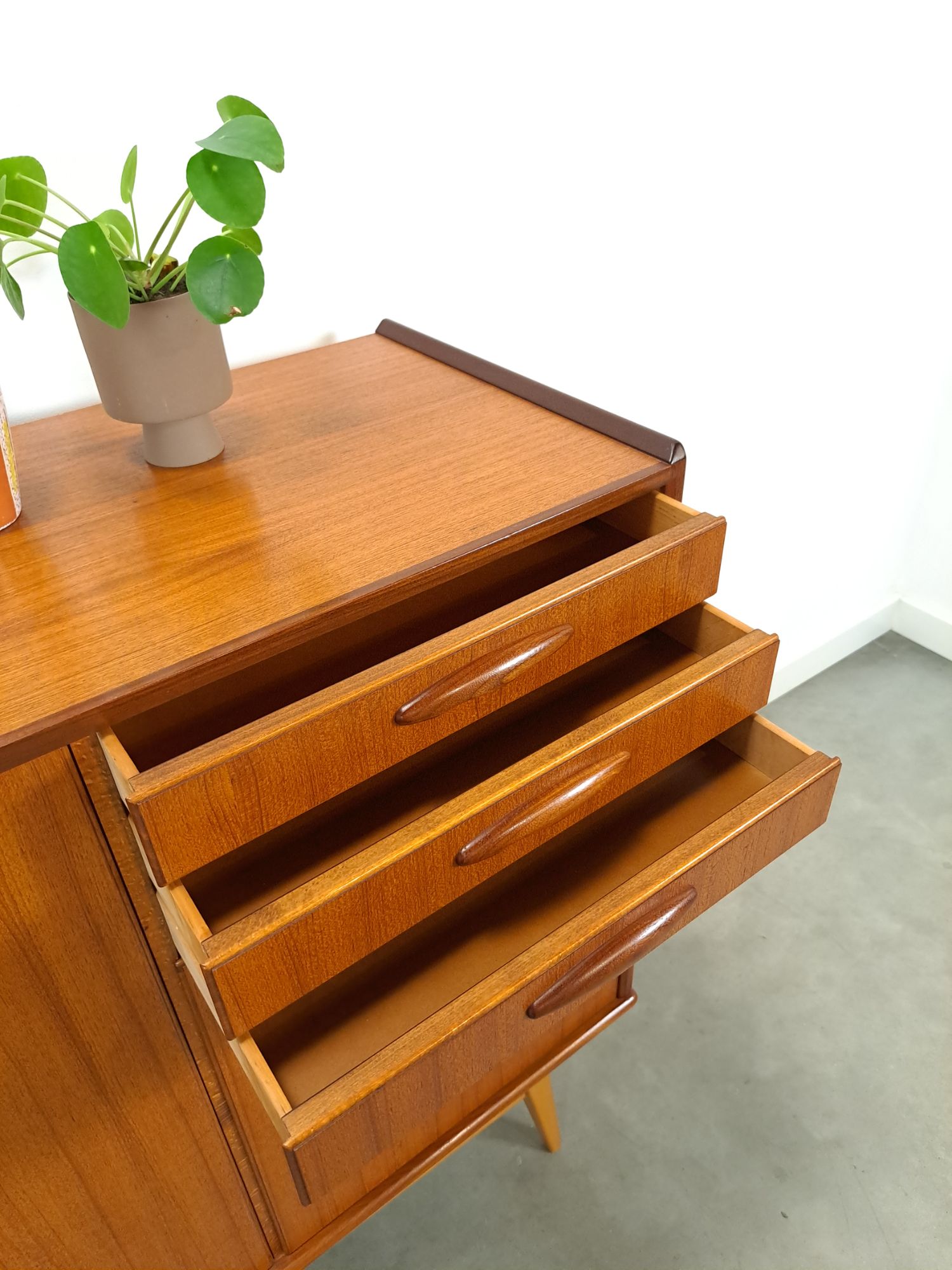 Teak Kast Met Schuine Poten En Lades Uit Zweden image 10