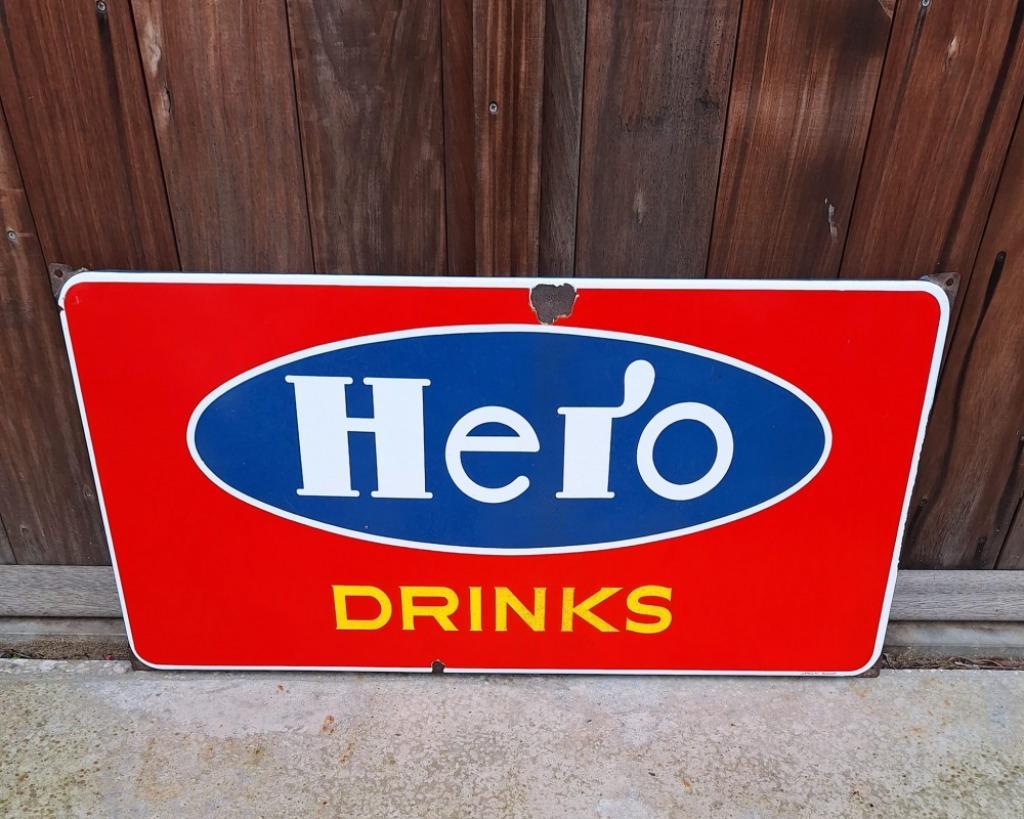 Tof En Groot Emaille Bord Van Hero Drinks, Langcat Bussum. image 2