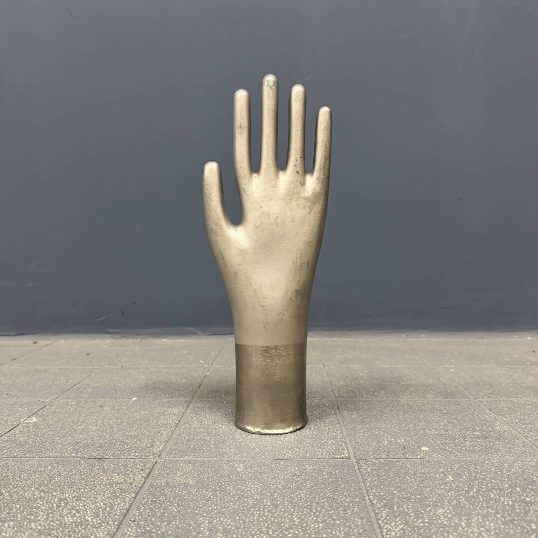 Vernikkelde Koperen Handschoenenmal image 4