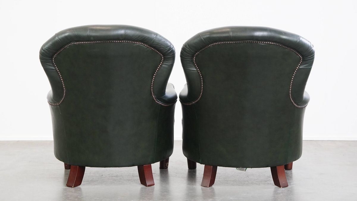 Zeer Charmante Set Van 2 Groene Rundleren Chesterfield Fauteuils In Engelse Stijl image 2