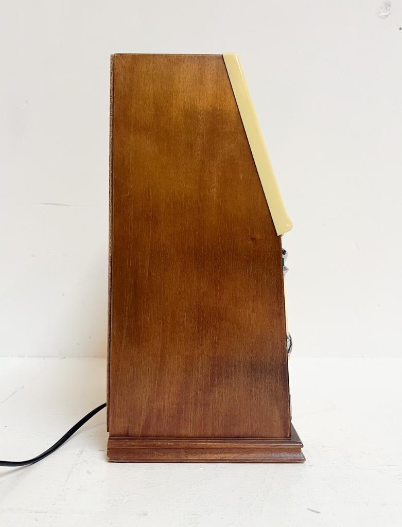 Radio En Cassettespeler In De Vorm Van Vintage Speelautomaat image 16