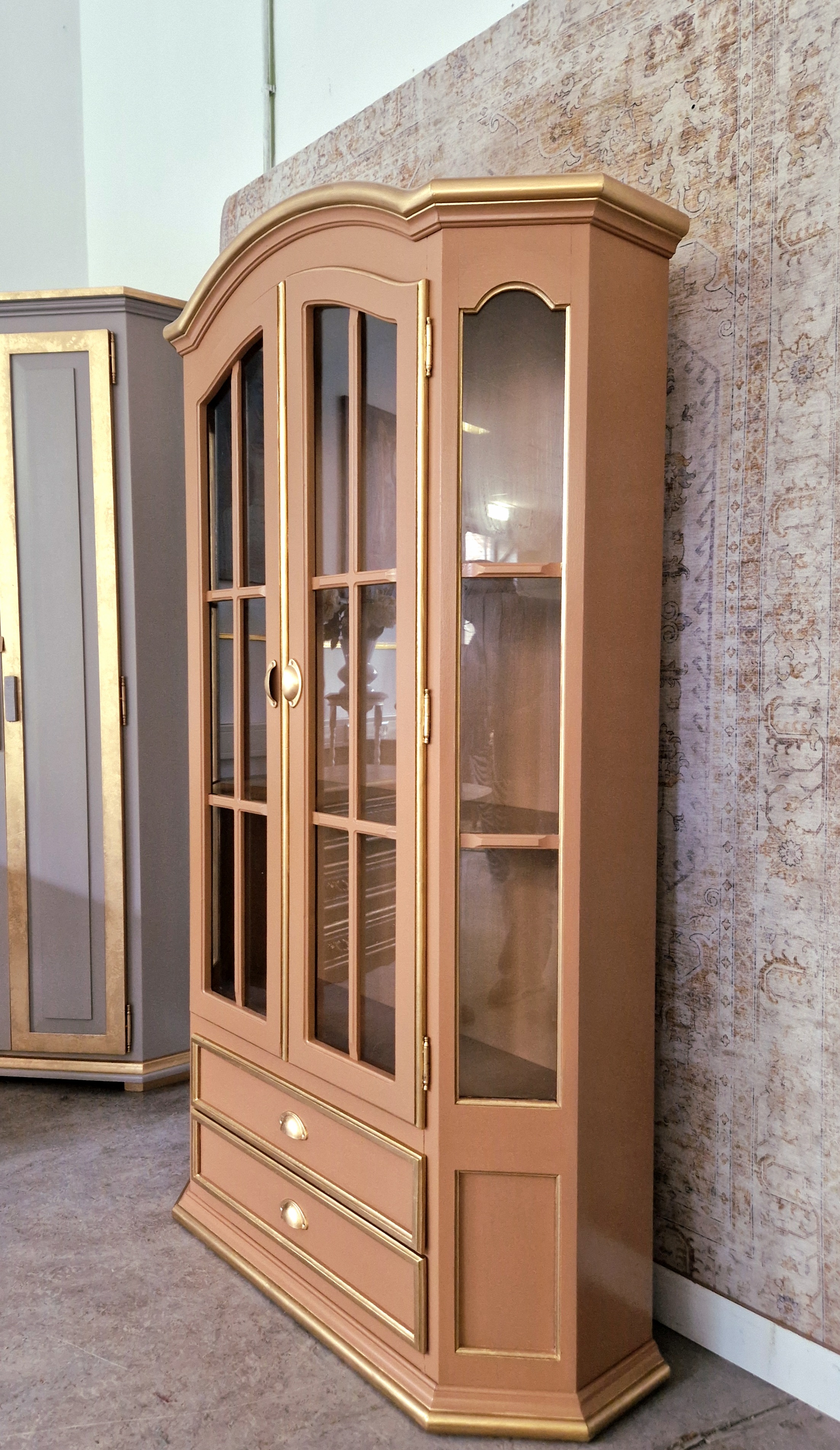 Vitrinekast In Zachte Perzikkleur En Goud image 3