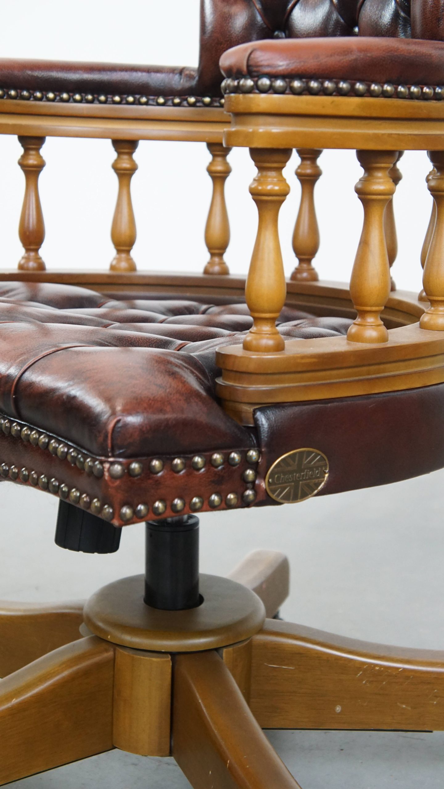 Bruine Klassieke In Hoogte Verstelbare Rundleren En Houten Chesterfield Bureaustoel Op Wieltjes image 12