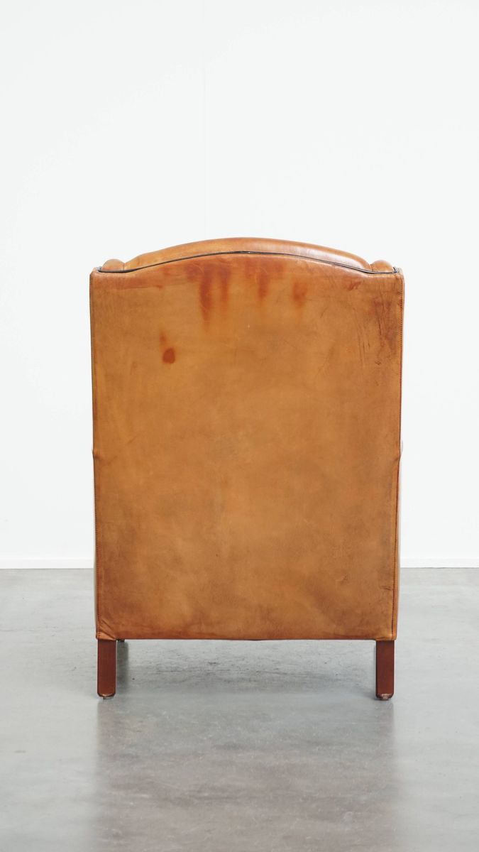 Luxe En Comfortabele Schapenleren Armchair Met Hoge Rug, Zwarte Biezen En Een Tijdloos Design image 4