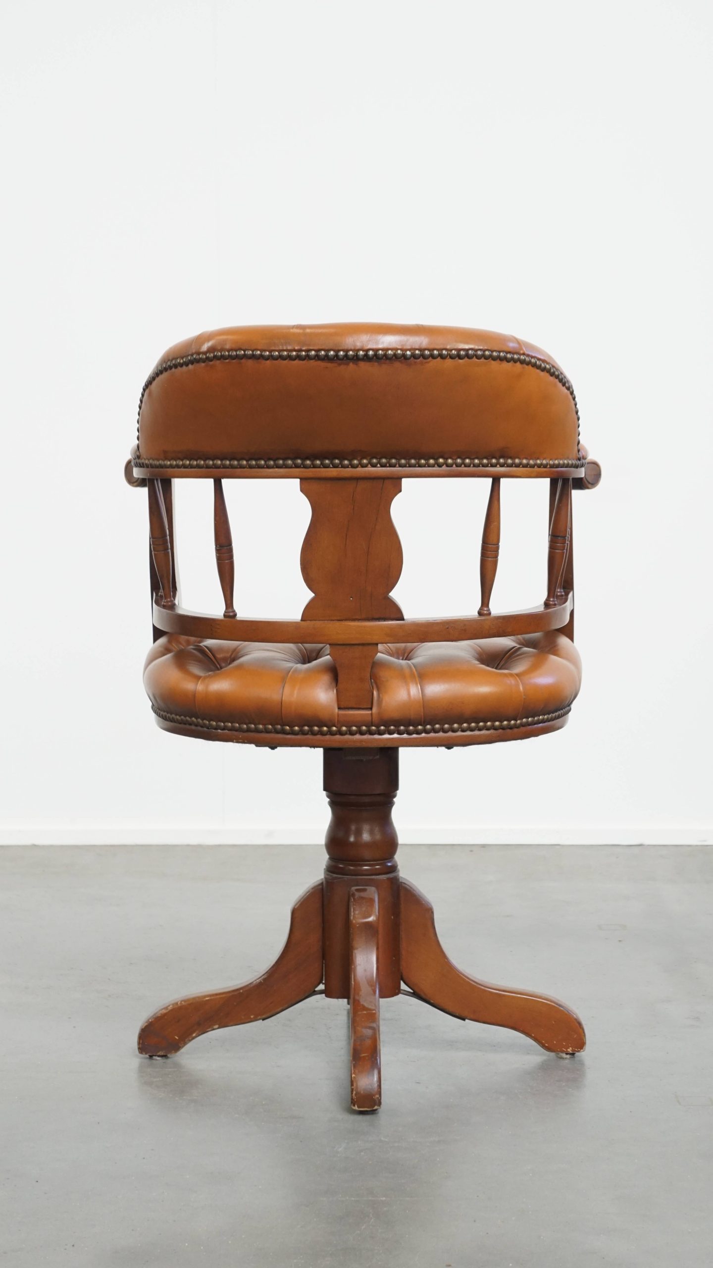 Klassieke Rundleren En Houten Chesterfield Bureaustoel In Engelse Stijl, Afgewerkt Met Siernagels image 5