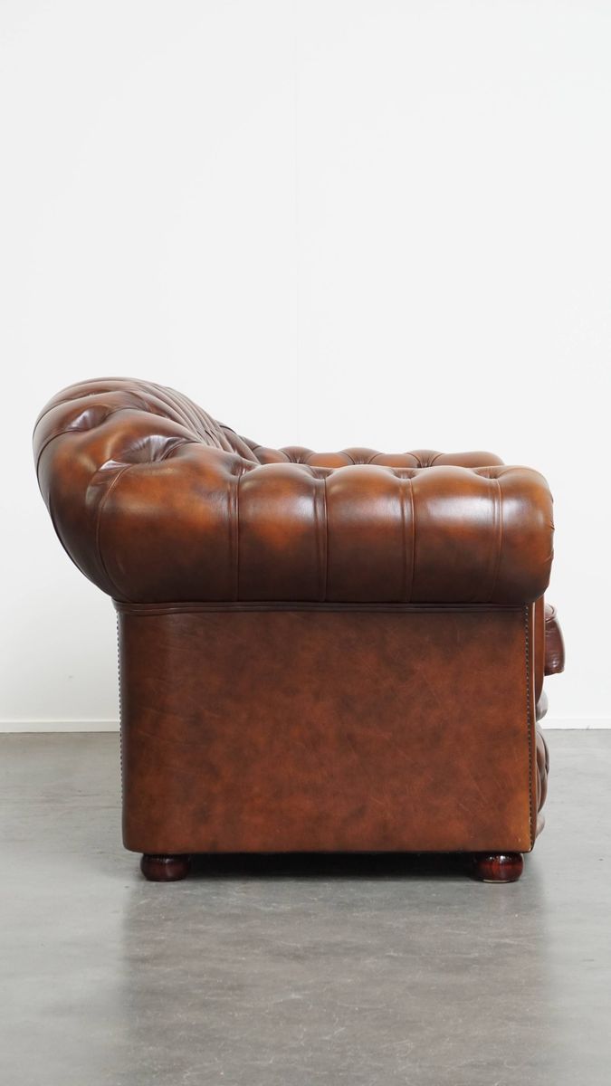 Mooie En Complete Set Van Een 2,5 Zits En 2 Zits Bruine Engelse Rundleren Chesterfield Bank image 3