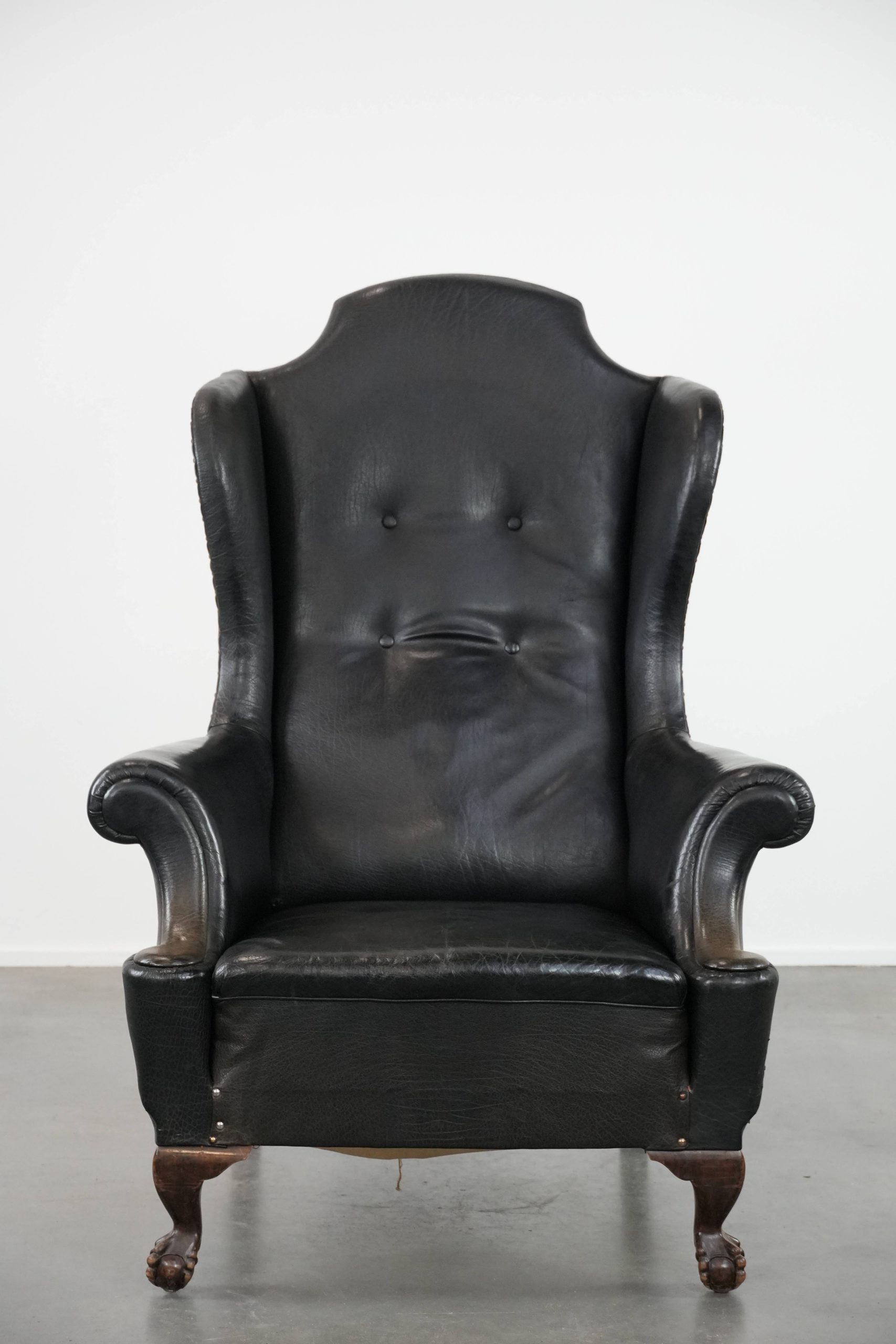 Grote Antieke Zwarte Engelse Rundleren Oorfauteuil Uit Eind 19e Eeuw Met Een Luxe Uitstraling image 3
