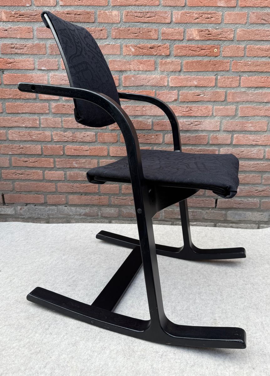 Stokke Peter Opsvik Actulum Ergonomisch Gevormde Schommelstoel - Zwarte Bekleding En Houten Frame image 13