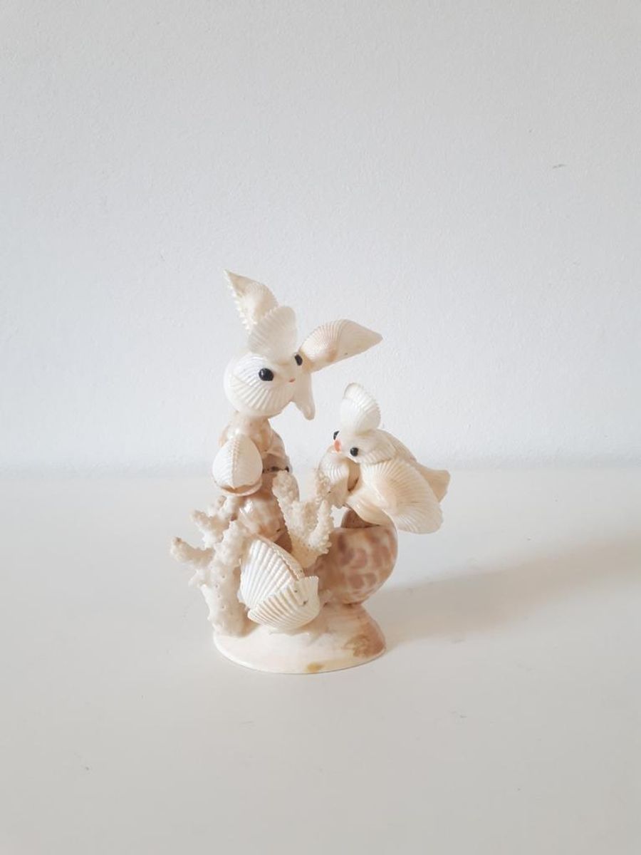 * 60's Schelpen Kunst Witte Duiven Beeldje image 3