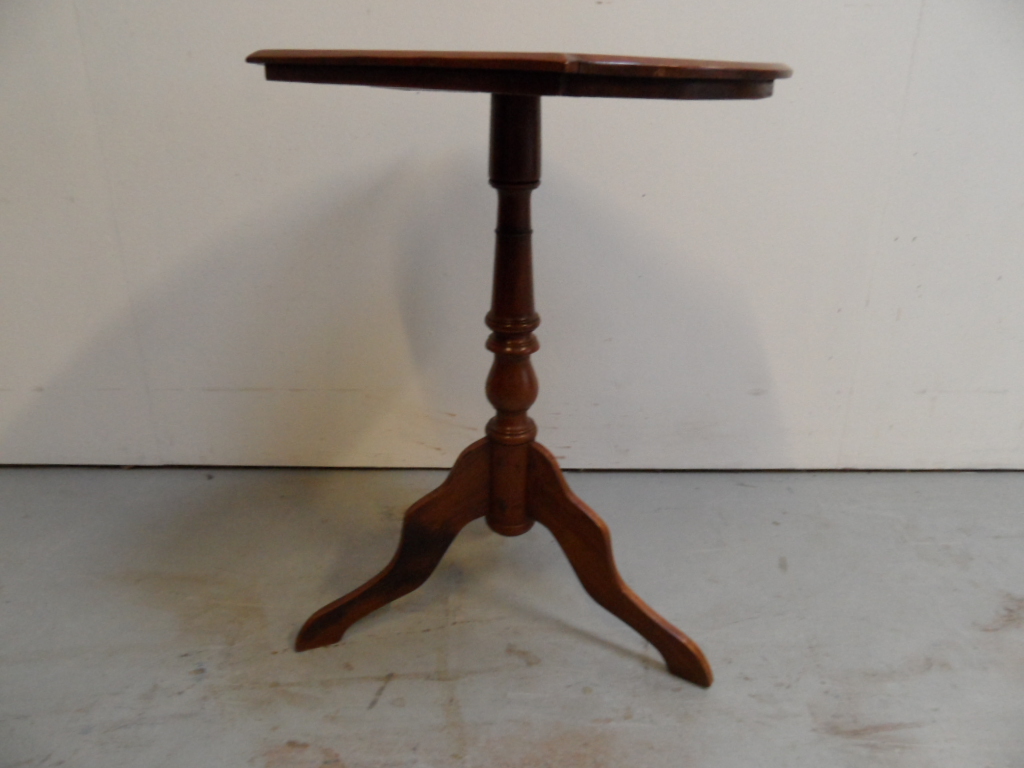 Notenhouten Bijzettafel image 7