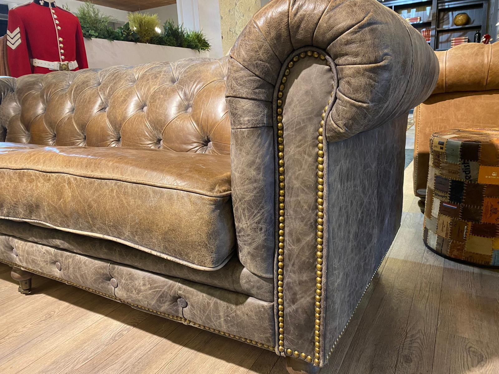 Stoere Chesterfield 3 Zits Bank In Vintage Taupe Bruin Leder image 4