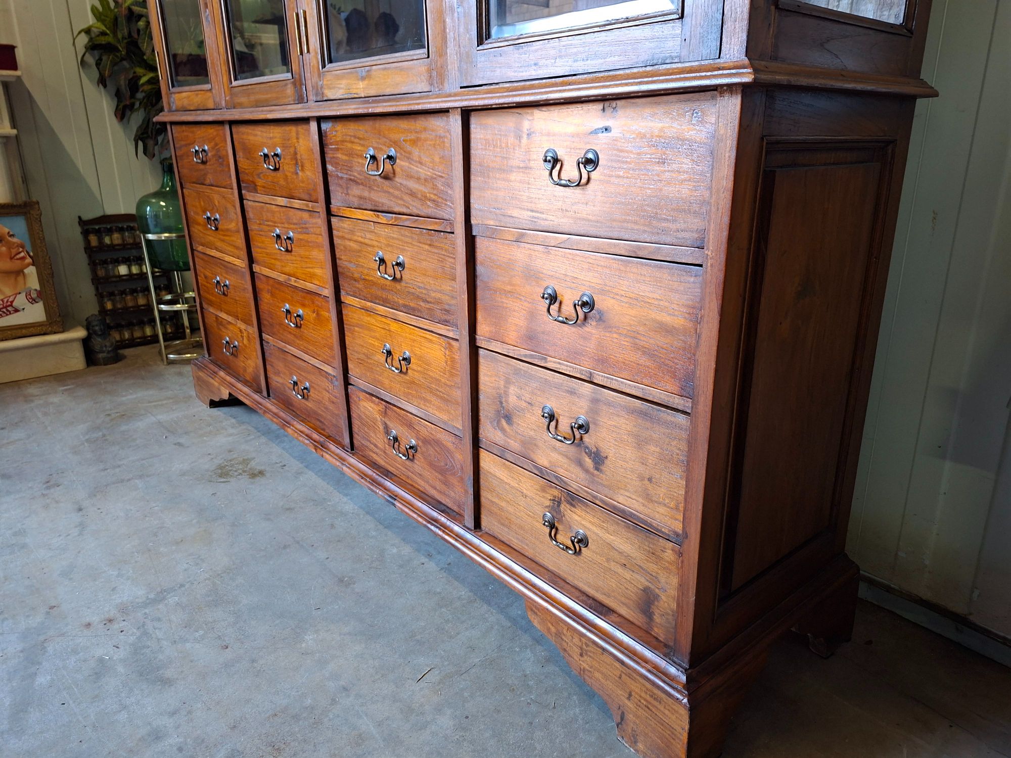 Antieke Klassieke Engelse Vitrinekast, Ladekast, Winkelkast, Apothekerskast Afm. 213x52 En 192cm Hoog. image 5