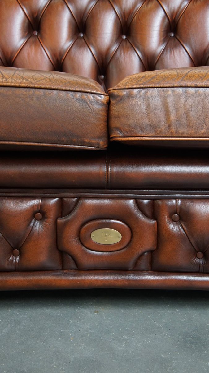 Mooie En Complete Set Van Een 2,5 Zits En 2 Zits Bruine Engelse Rundleren Chesterfield Bank image 10