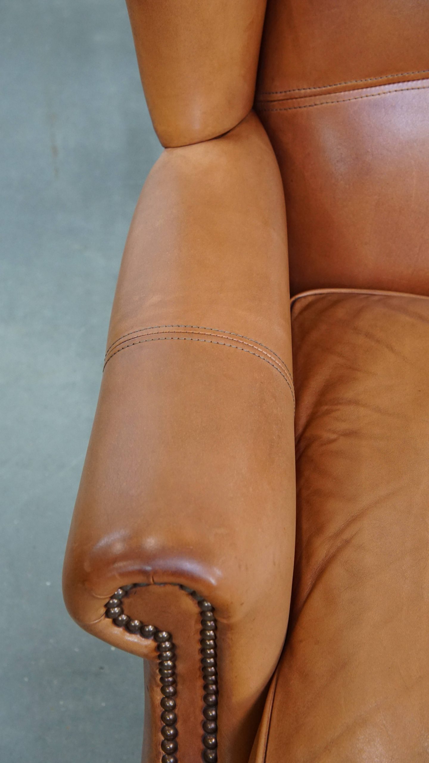 Klassieke En Unieke Set Van 2 Rundleren Oorfauteuils Afgewerkt Met Siernagels En Mooie Details image 8