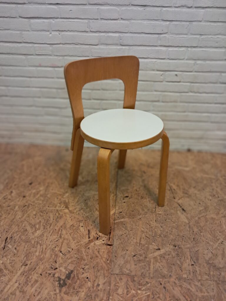 Aalvar Aalto Children Chair 65 image 5