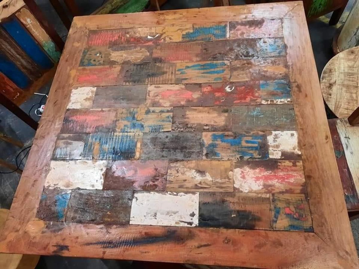 Mooie Eettafel Met 4 Bijpassende Stoelen Gemaakt Van Gerecyc image 3