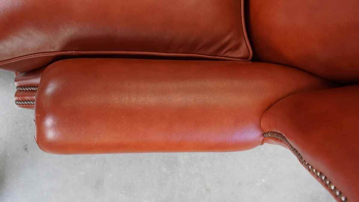 Elegante, Gladde En Comfortabele Engelse Chesterfield Oorfauteuil Van Rundleer image 8
