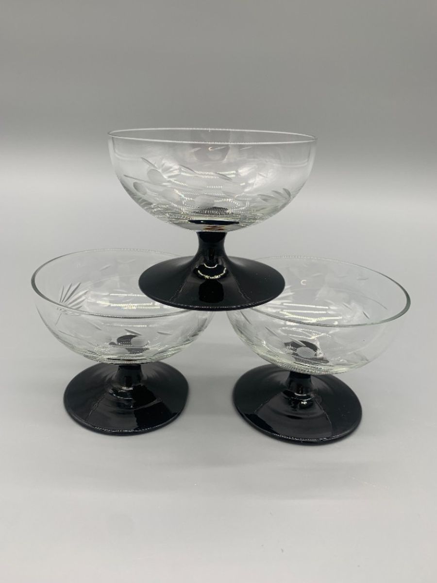 Set Vintage Gegraveerde Coupe Glaasjes Zwarte Voet 3 Stuks image 2