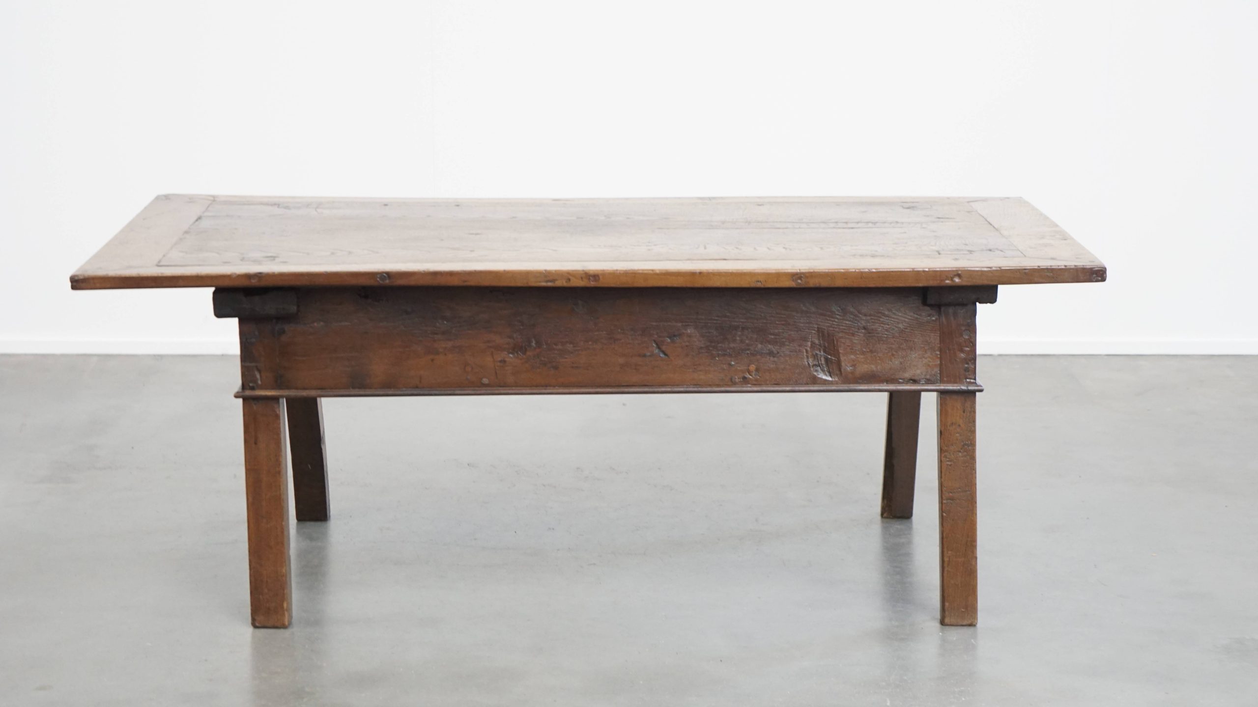 Karaktervolle Antieke Zuid Europese Kastanjehouten Salontafel Uit De 18e Eeuw Met Een Lade image 5