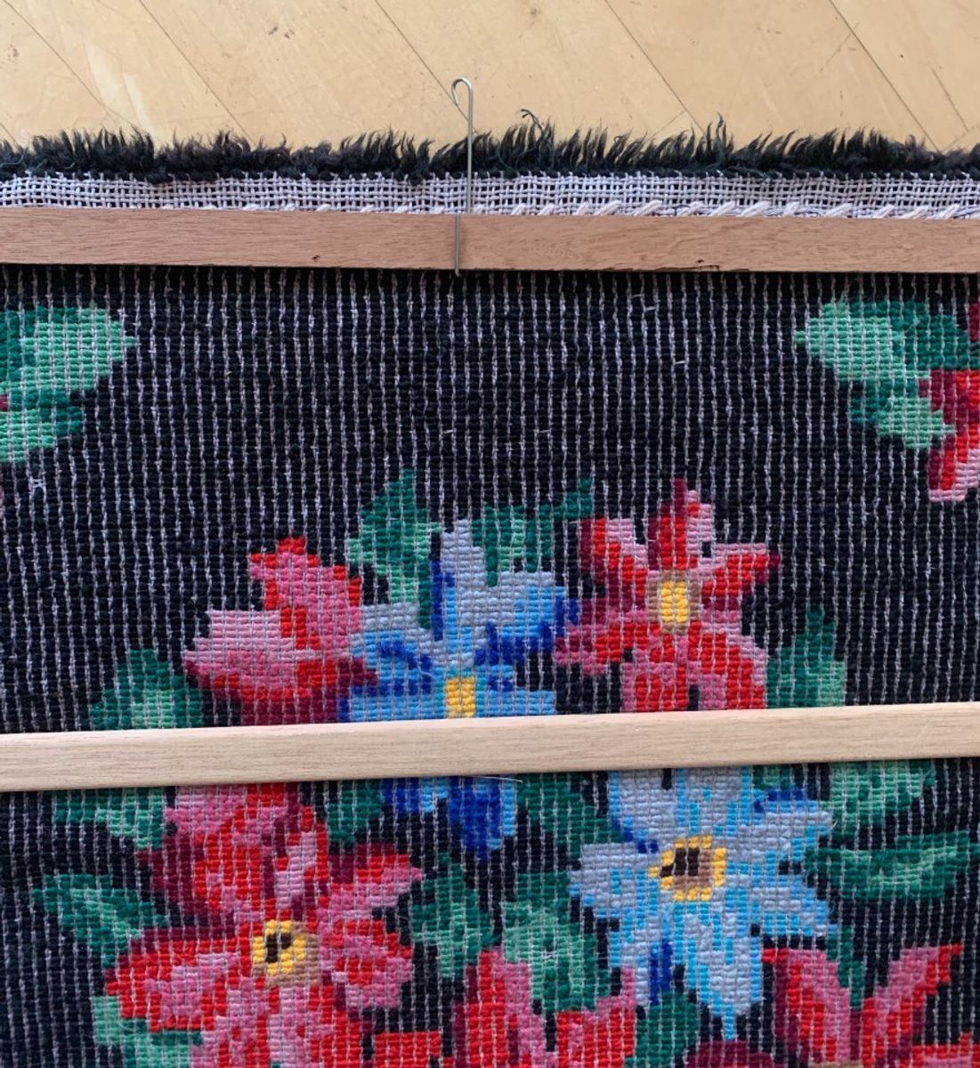 Prachtig Vintage Handgemaakt Wandkleed Met Bloemen In Sprekende Kleuren. image 3