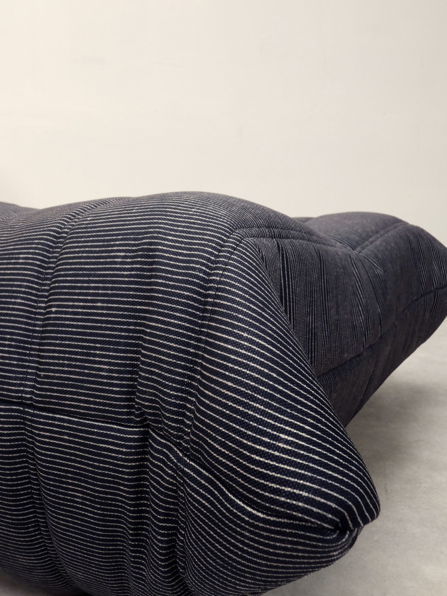 Ligne Roset Togo - 1 Zit & Poef - Blauw Pinstripe Stof image 3