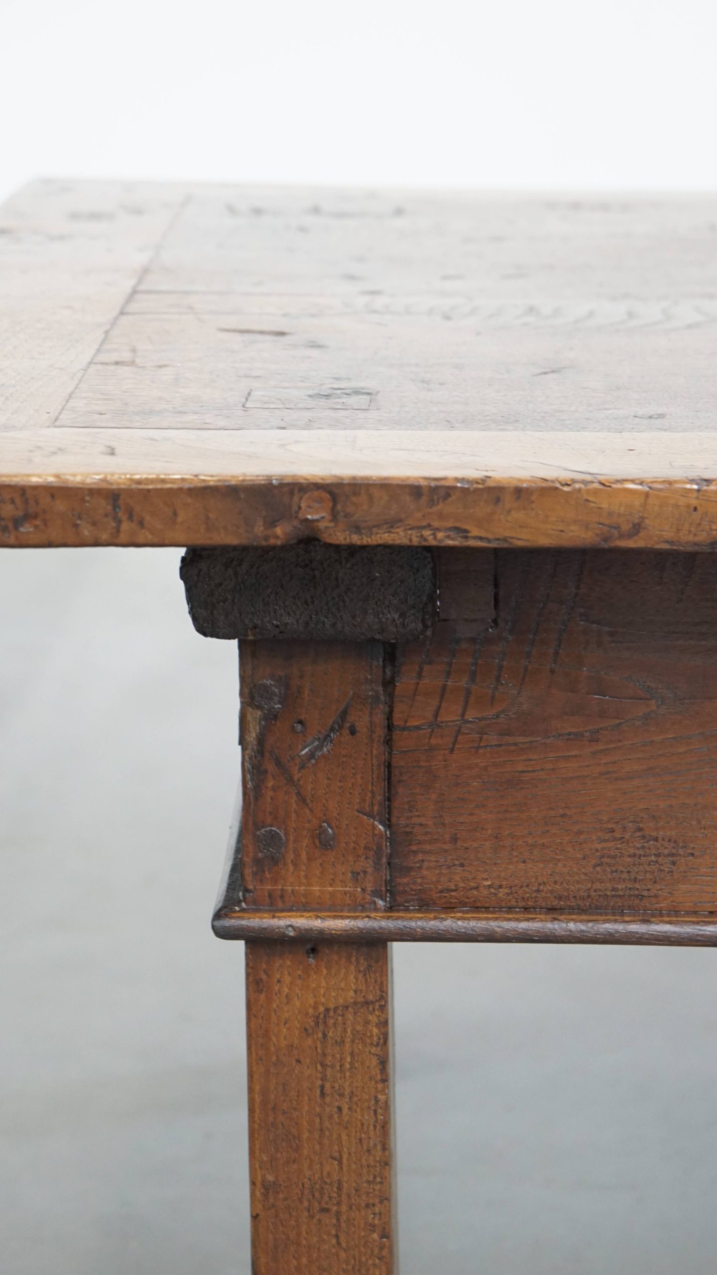 Karaktervolle Antieke Zuid Europese Kastanjehouten Salontafel Uit De 18e Eeuw Met Een Lade image 10