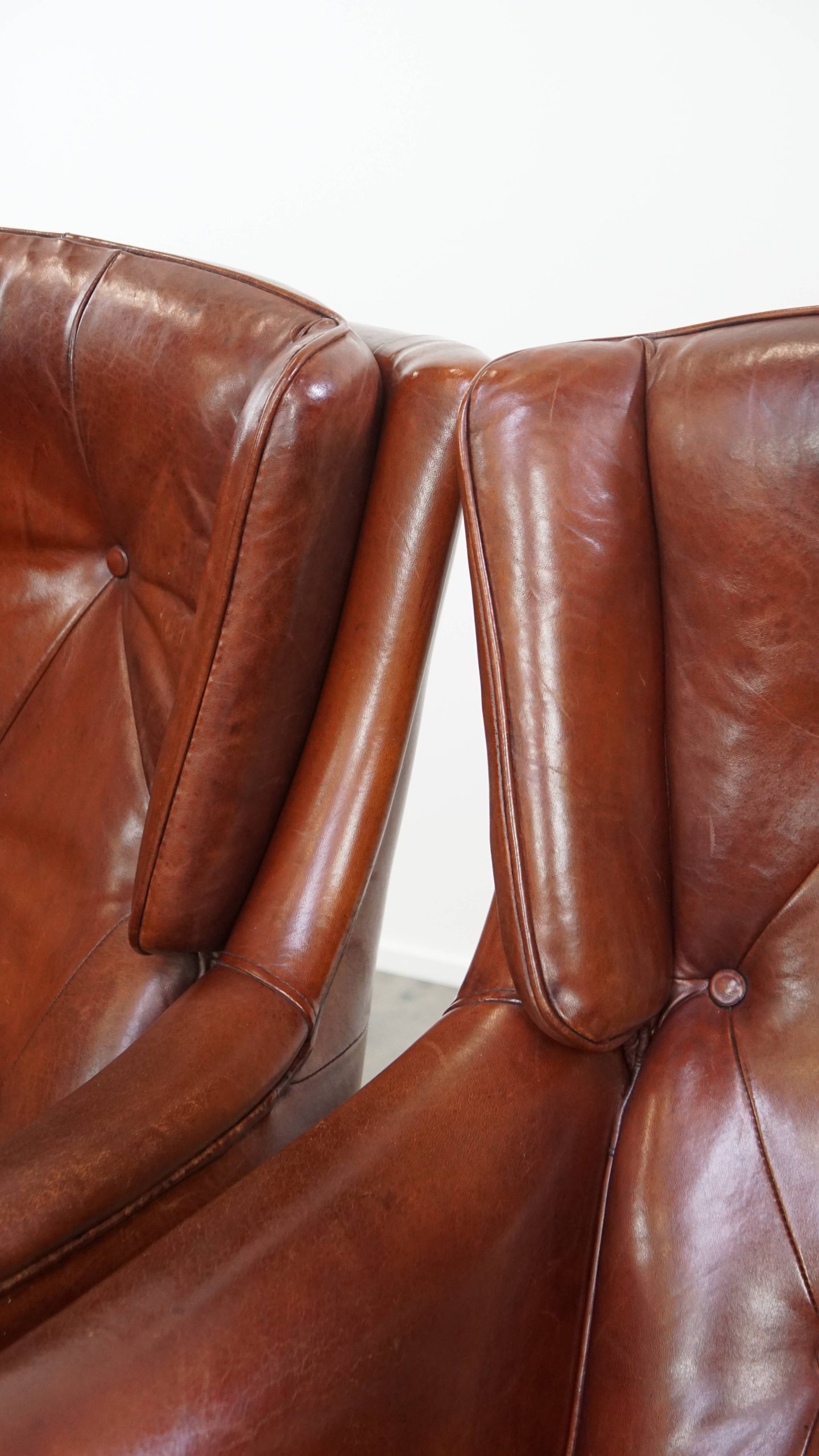 Comfortabele En Karaktervolle Set Van 2 Schapenleren Chesterfield Fauteuils Met Hocker image 15
