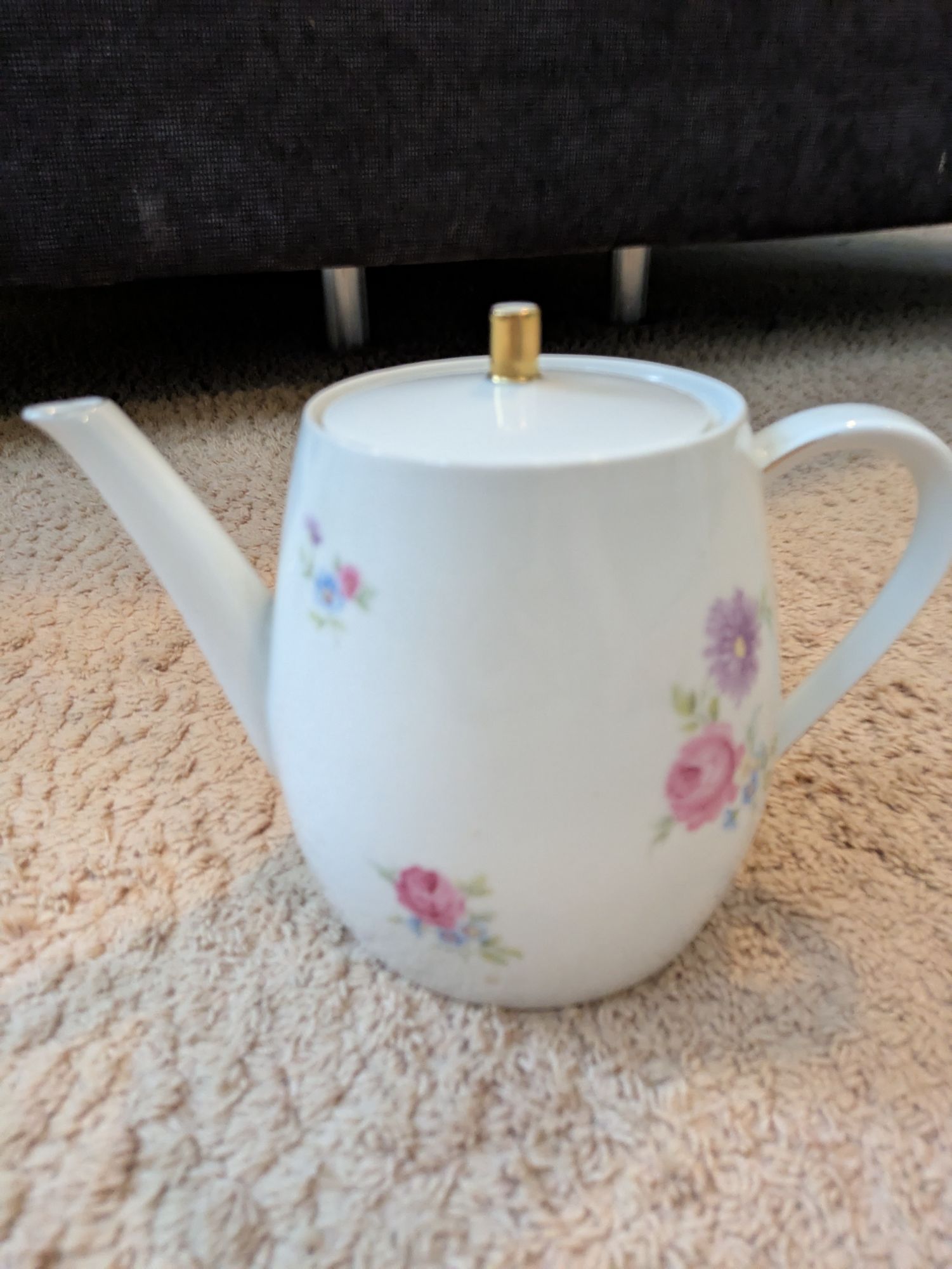 Thee Of Koffiepot, Melk En Suiker En Vijf Ontbijtbordjes image 11