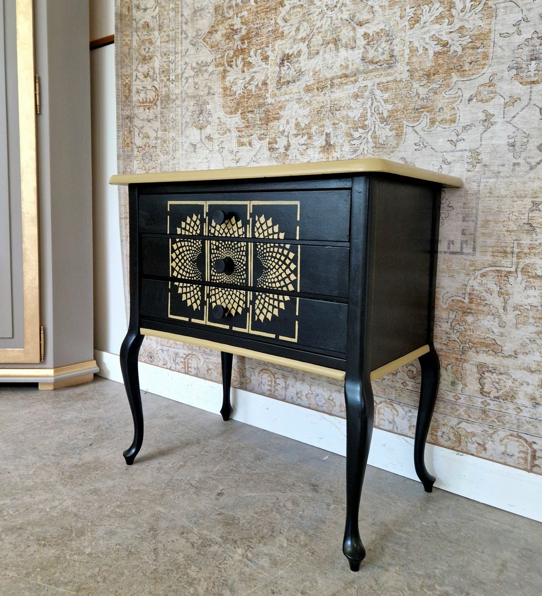 Queen Anne Dressoir/ Handbeschilderde Kastje image 4