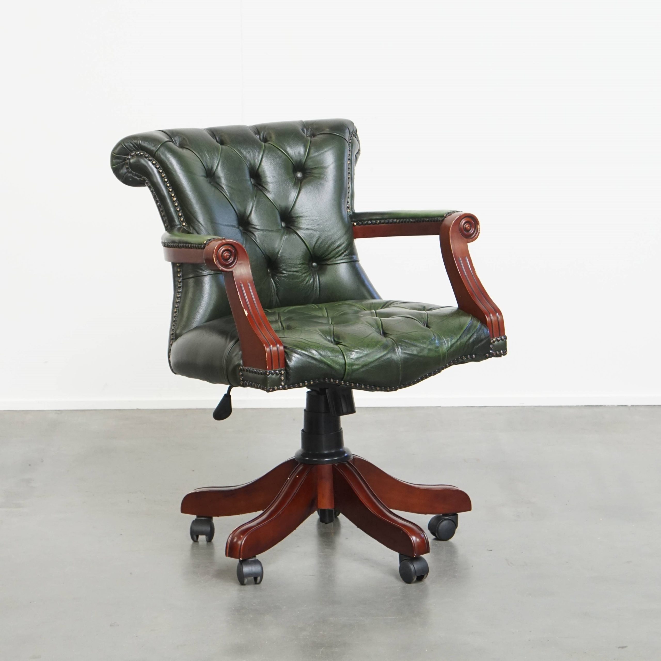 Tijdloze Groene Rundleren Chesterfield Bureaustoel In Engelse Stijl Op Wieltjes image 10