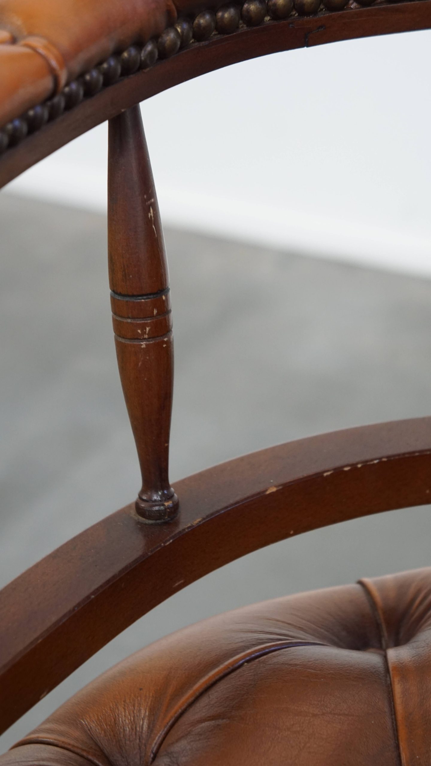 Klassieke Rundleren En Houten Chesterfield Bureaustoel In Engelse Stijl, Afgewerkt Met Siernagels image 14