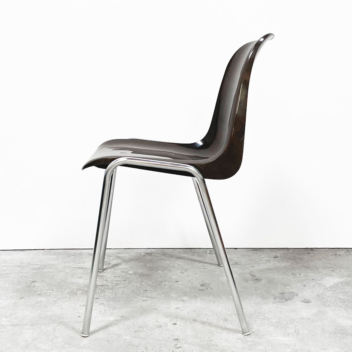 Vintage Helmut Starke Stapelbare Kuip Stoelen, High Gloss Bruin. image 2