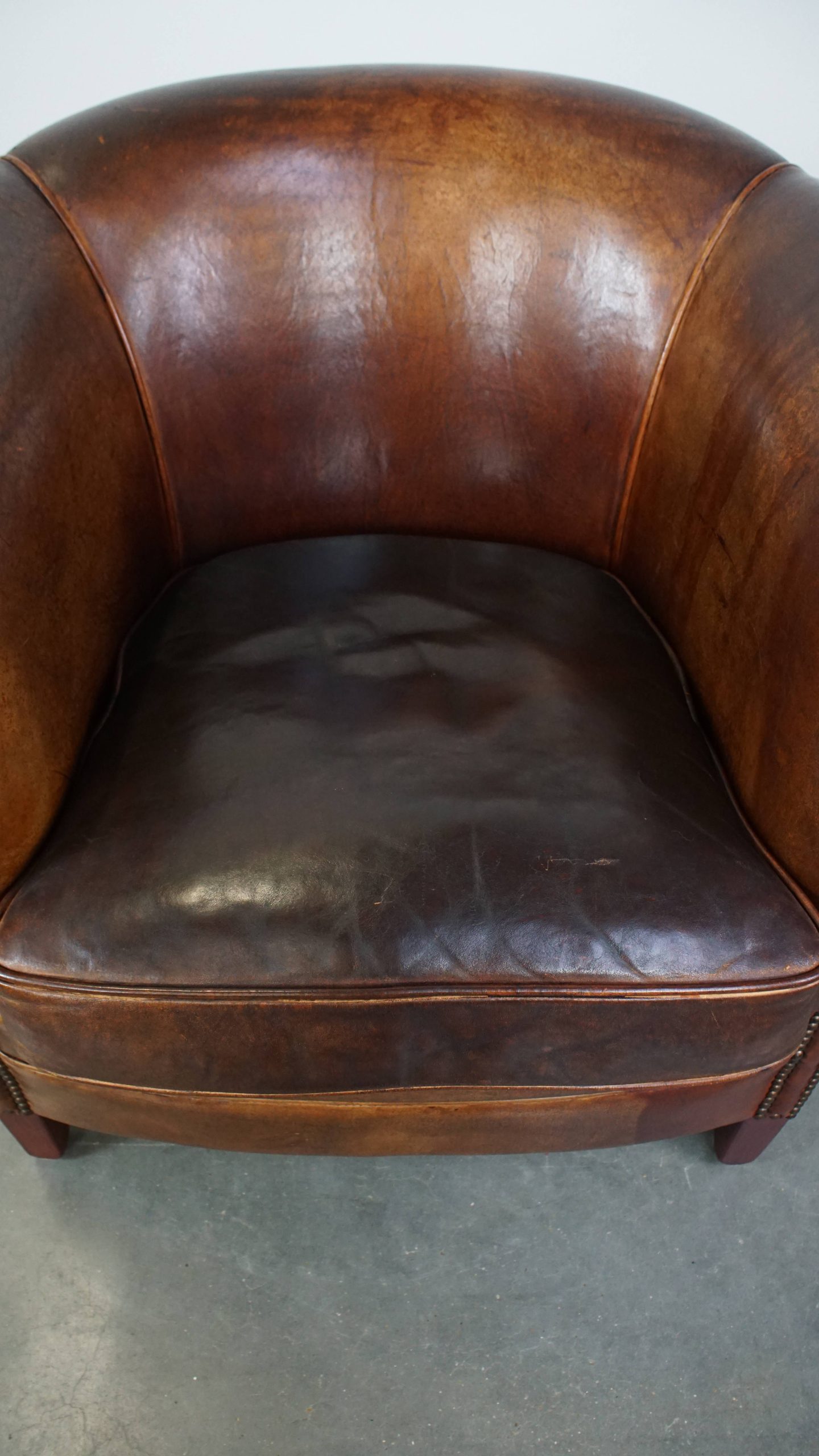 Tijdloze En Stoere Cognac-Kleurige Schapenleren Clubfauteuil Met Een Correcte Afwerking image 7