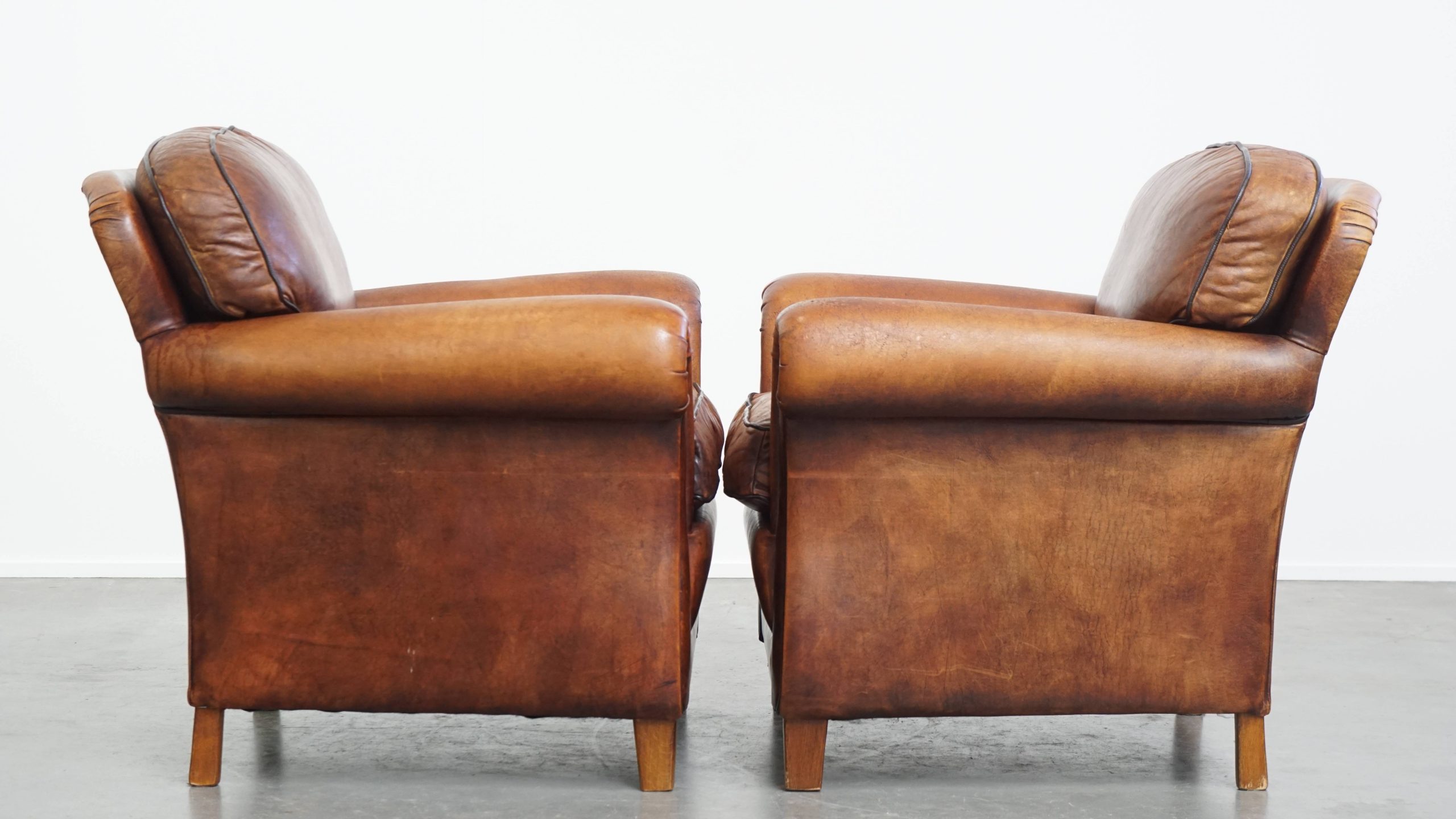 Set Van 2 Schapenleren Armchairs In Engelse Stijl Met Een Unieke Vormgeving En Mooie Kleuren image 3
