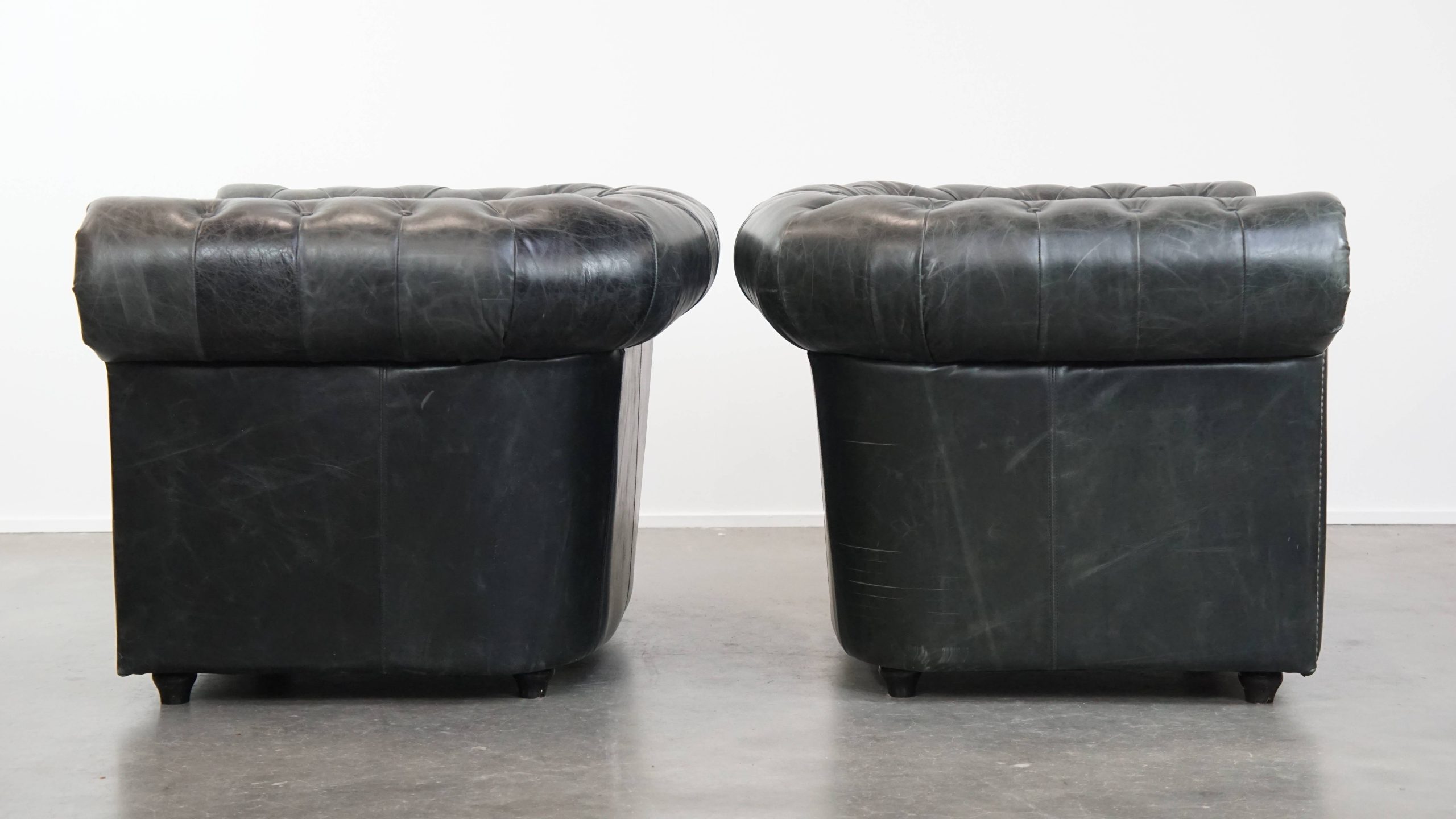 Tijdloze En Klassieke Set Ruime Zwarte Chesterfield Fauteuils Van Karaktervol Generfd Rundleer image 5