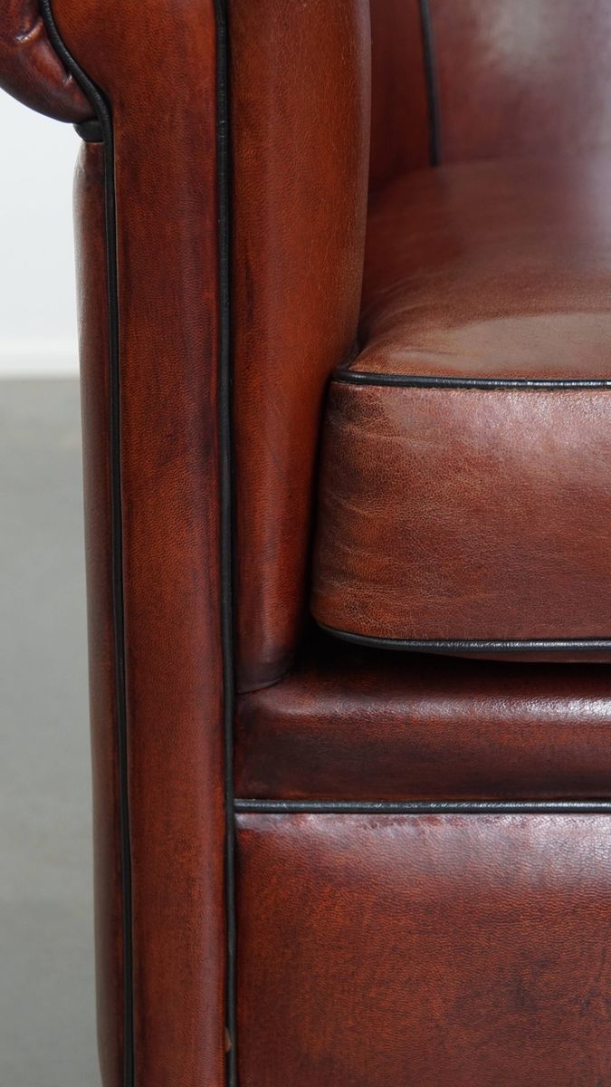 Mooie Tijdloze Schapenleren Clubfauteuil In Een Warme Diepe Kleur En Afgewerkt Met Zwarte Biezen image 11