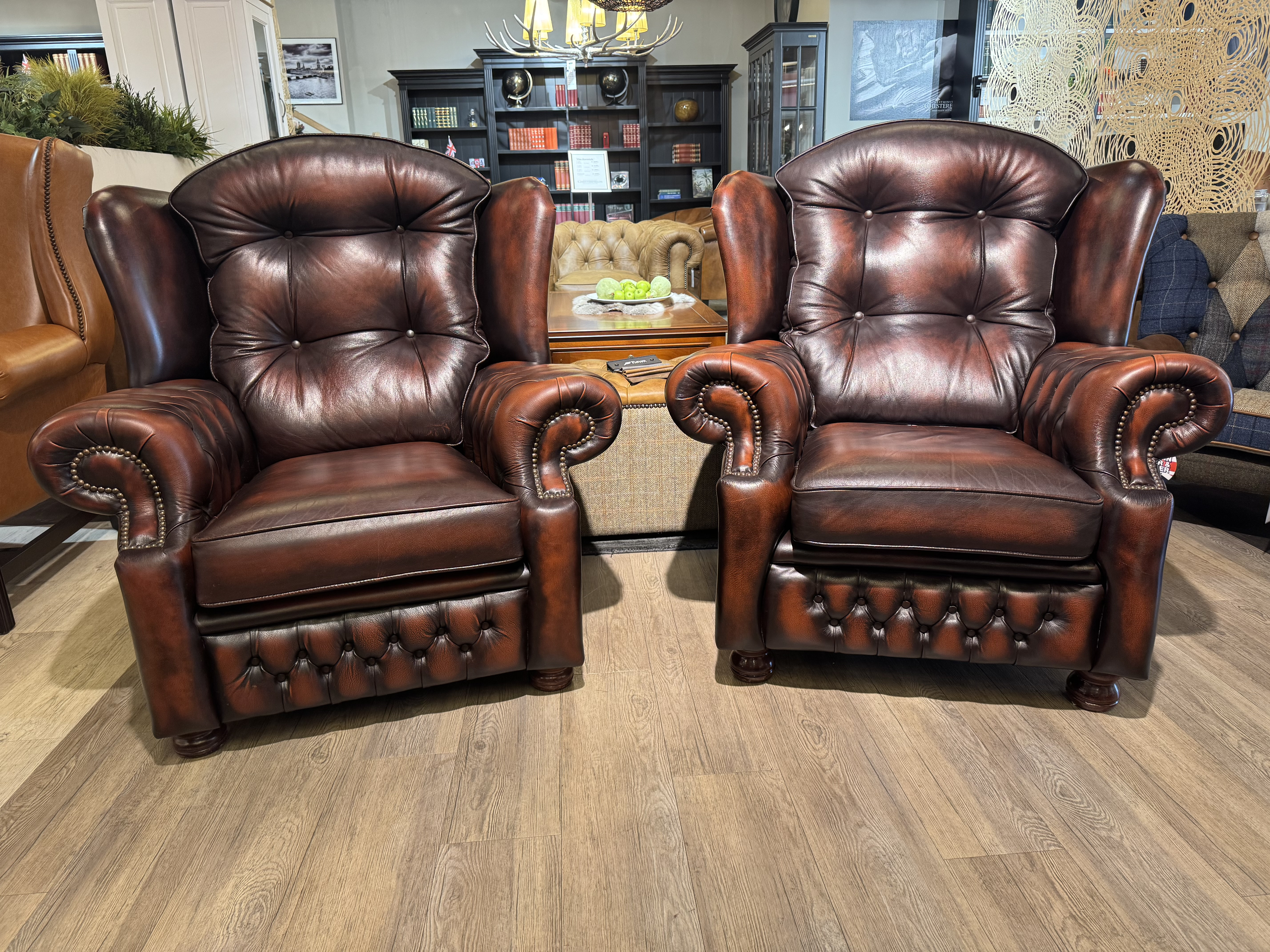 2x Engelse Springvale Chesterfield Oorfauteuils Suzanne Dark Rust / Rood Bruin image 2