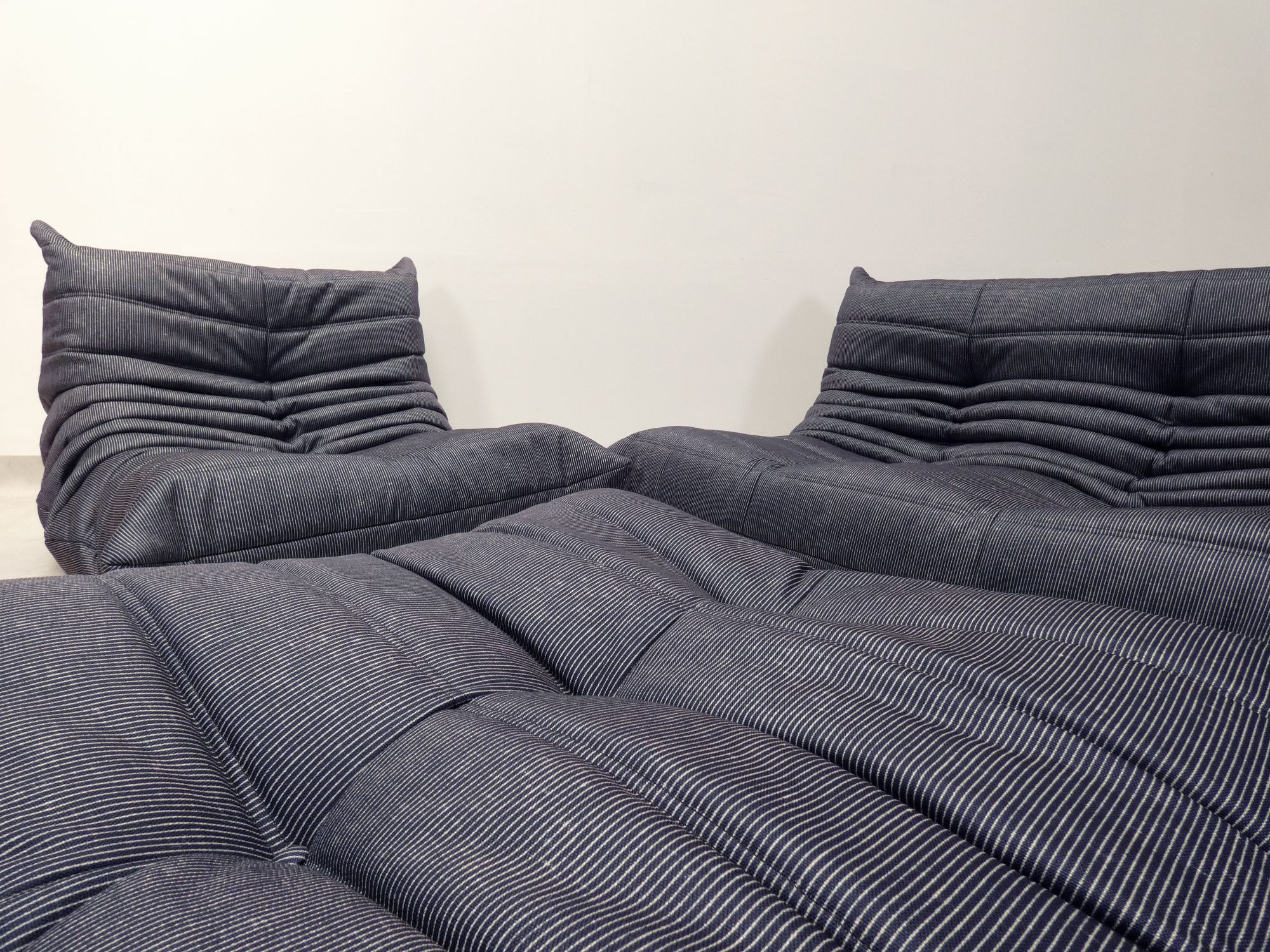 Ligne Roset Togo - 1 Zit & Poef - Blauw Pinstripe Stof image 11