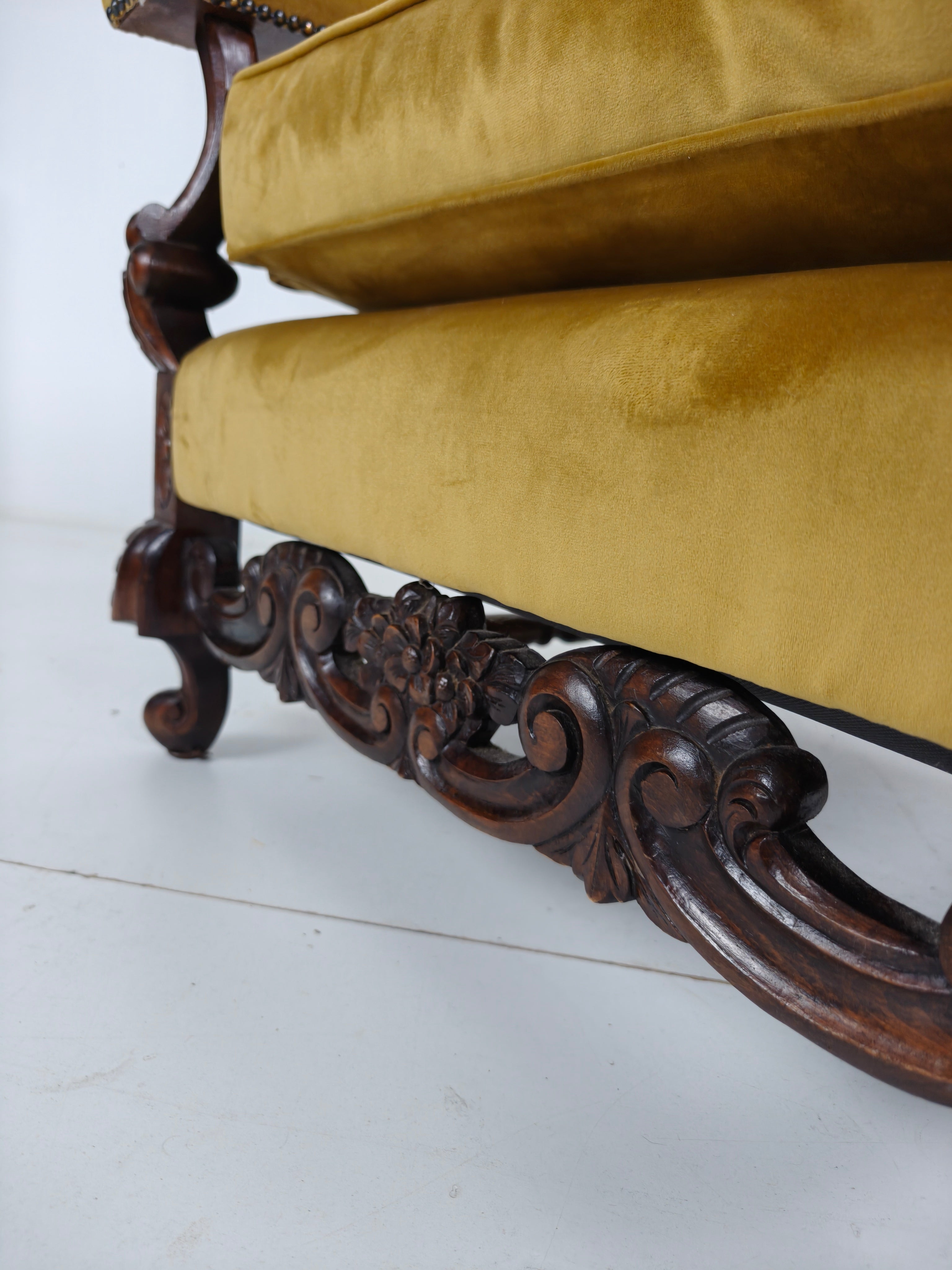 Paar 19e-eeuwse Gesneden Notenhouten Fauteuils – Bloemmotieven – Fluwelen Bekleding image 10
