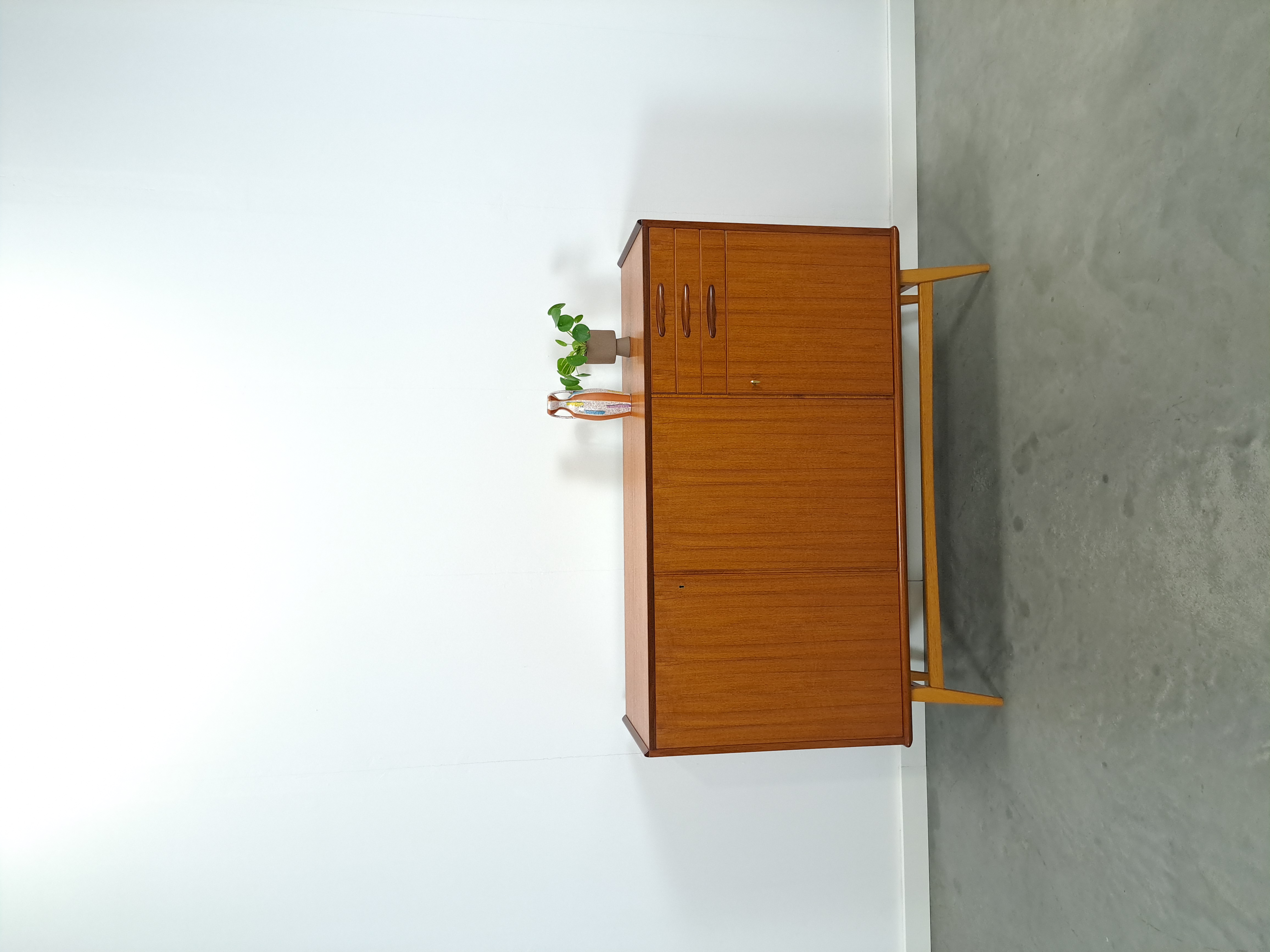 Teak Kast Met Schuine Poten En Lades Uit Zweden image 3