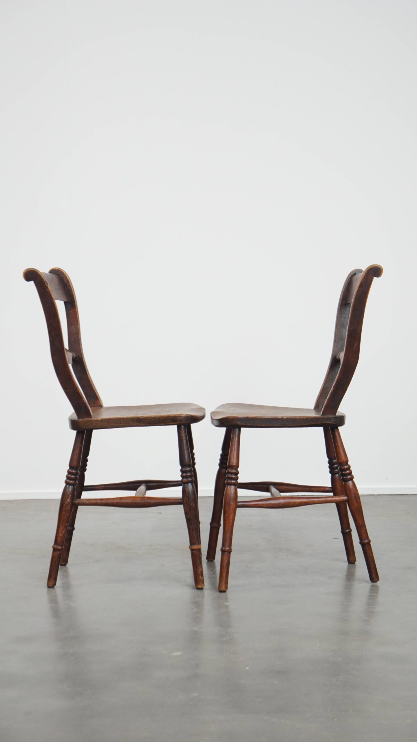 Elegante Set Van 2 Antieke Engelse Stoeltjes Met Mooi Houtwerk En Warme Kleuren image 3